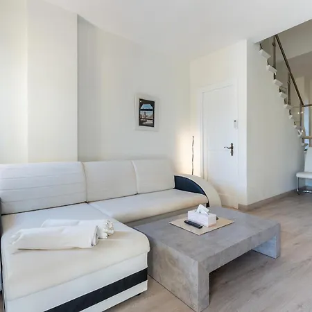 Beachfront Puerto Cabopino דירה *