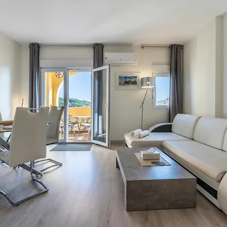Beachfront Puerto Cabopino アパート マルベーリャ