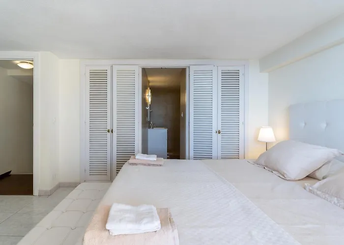 Beachfront Puerto Cabopino アパート