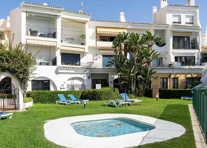 Beachfront Puerto Cabopino アパート